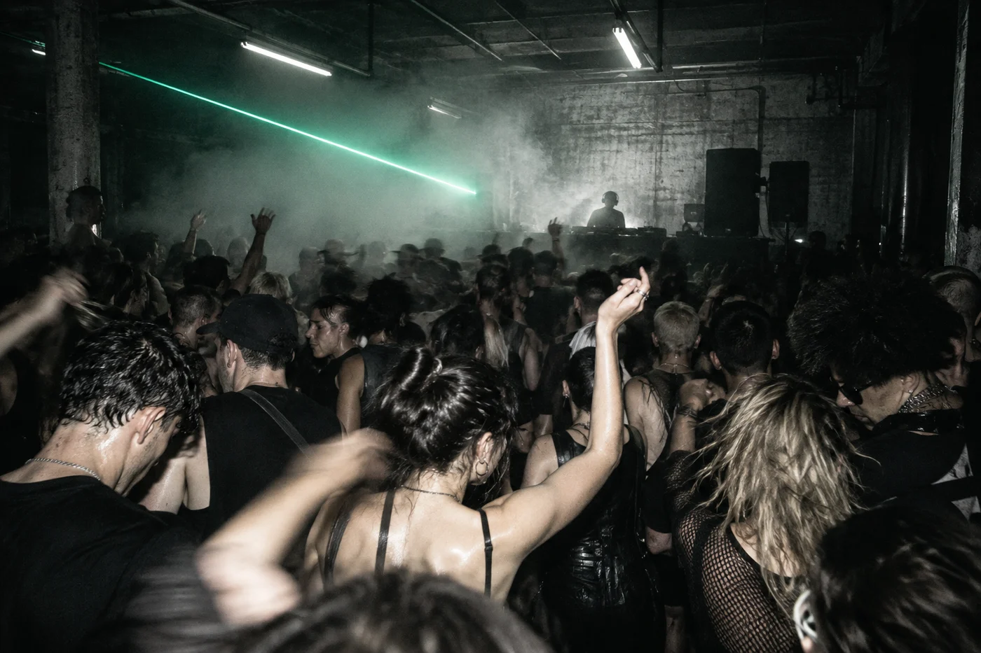 Een clubnacht met een dansende menigte